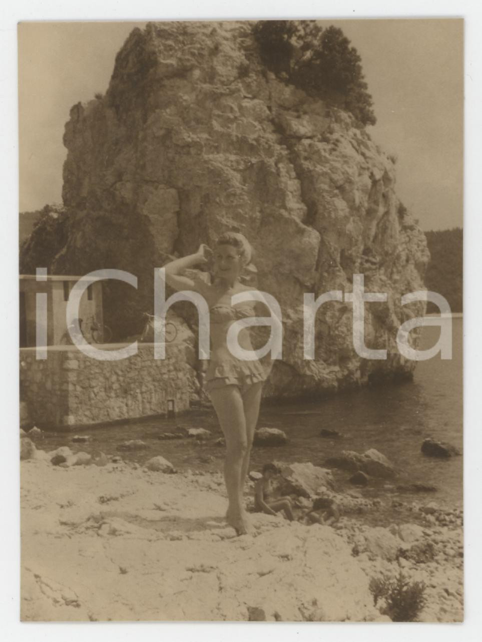 Fotografia d epoca originale 1950 ca ITALIA Donna in posa davanti agli scogli  Foto ANONIMA 7x10 cm 1