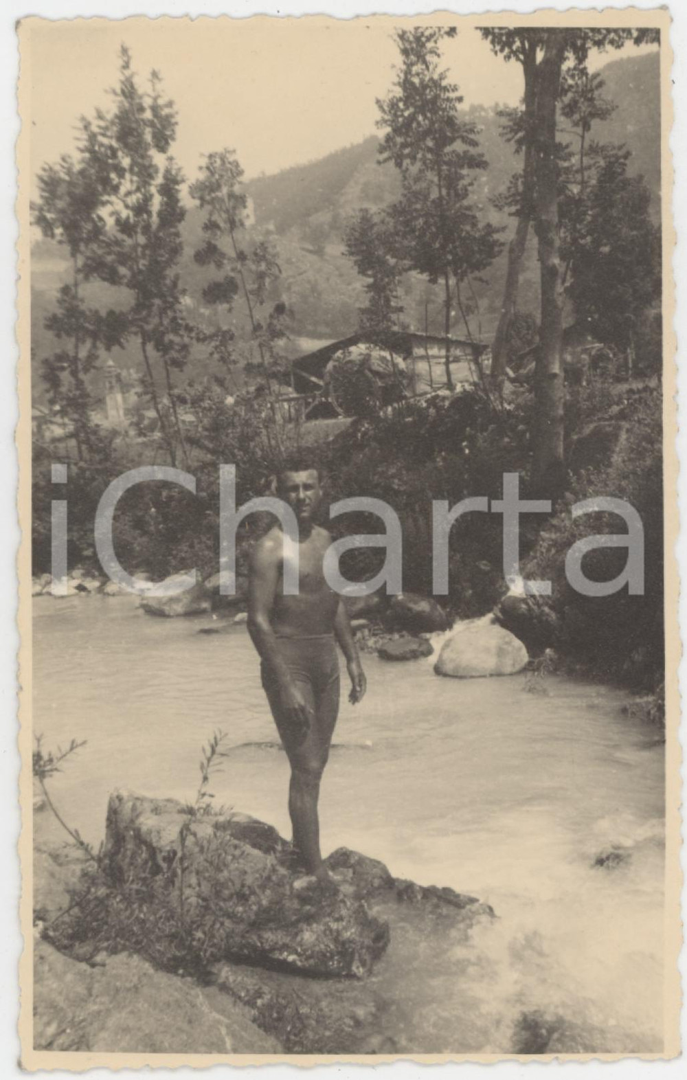Fotografia d epoca originale 1955 ca ITALIA Uomo in costume da bagno sulla riva di un fiume Foto ANONIMA 8x13 1