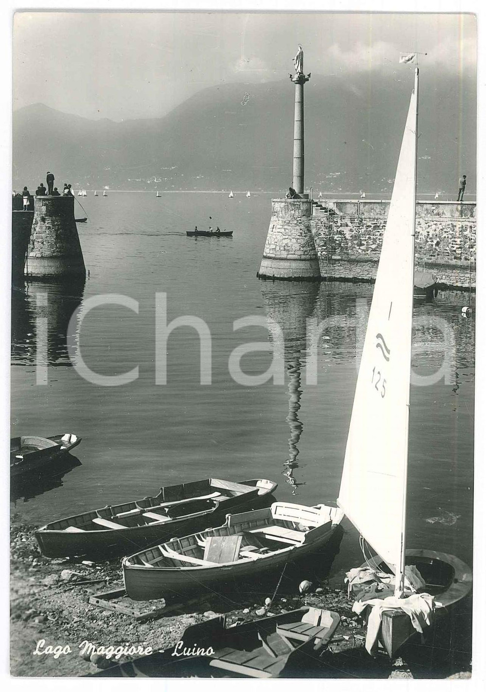 1960 LUINO - VARESE Barche sul Lago Maggiore - Cartolina FP VG Cartolina d'epoca, viaggiata ma con affrancatura rimossa.  FAIR/discreto Lievi smussature ai margini Formato: 14x10 cm originale e autentica 1