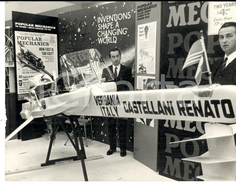 Fotografia d epoca originale 1967 NEW YORK COLISEUM Renato CASTELLANI vince coppa d oro per aliscafo IDROALA 1