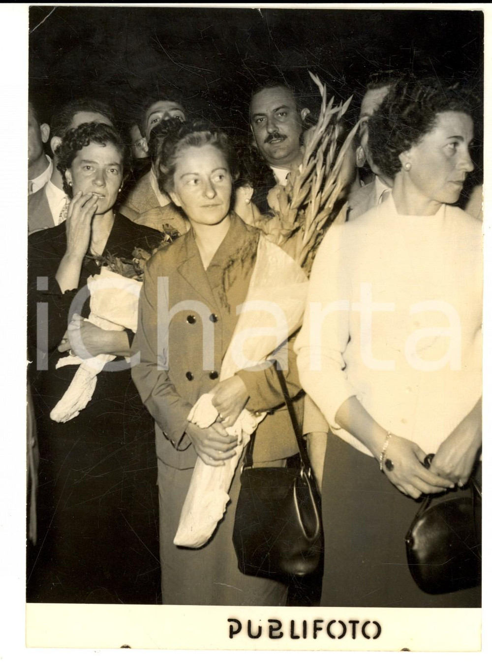 Fotografia d epoca originale 1954 MILANO Le mogli degli alpinisti del K2 in attesa  all aeroporto Foto 1