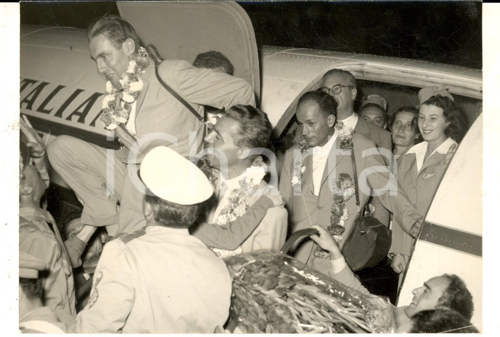 Fotografia d epoca originale 1954 MILANO Achille COMPAGNONI e gli altri alpinisti al ritorno dal K2 Foto 1