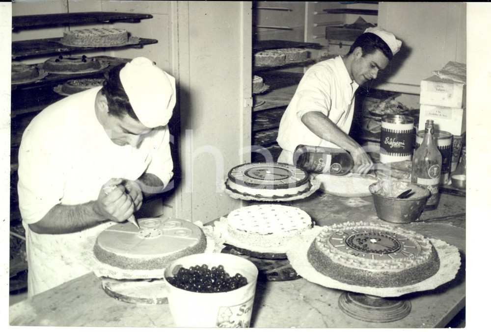 Fotografia d epoca originale 1959 NAPOLI NATALE Pasticceri preparano le tradizionali cassate Foto 18x13 1