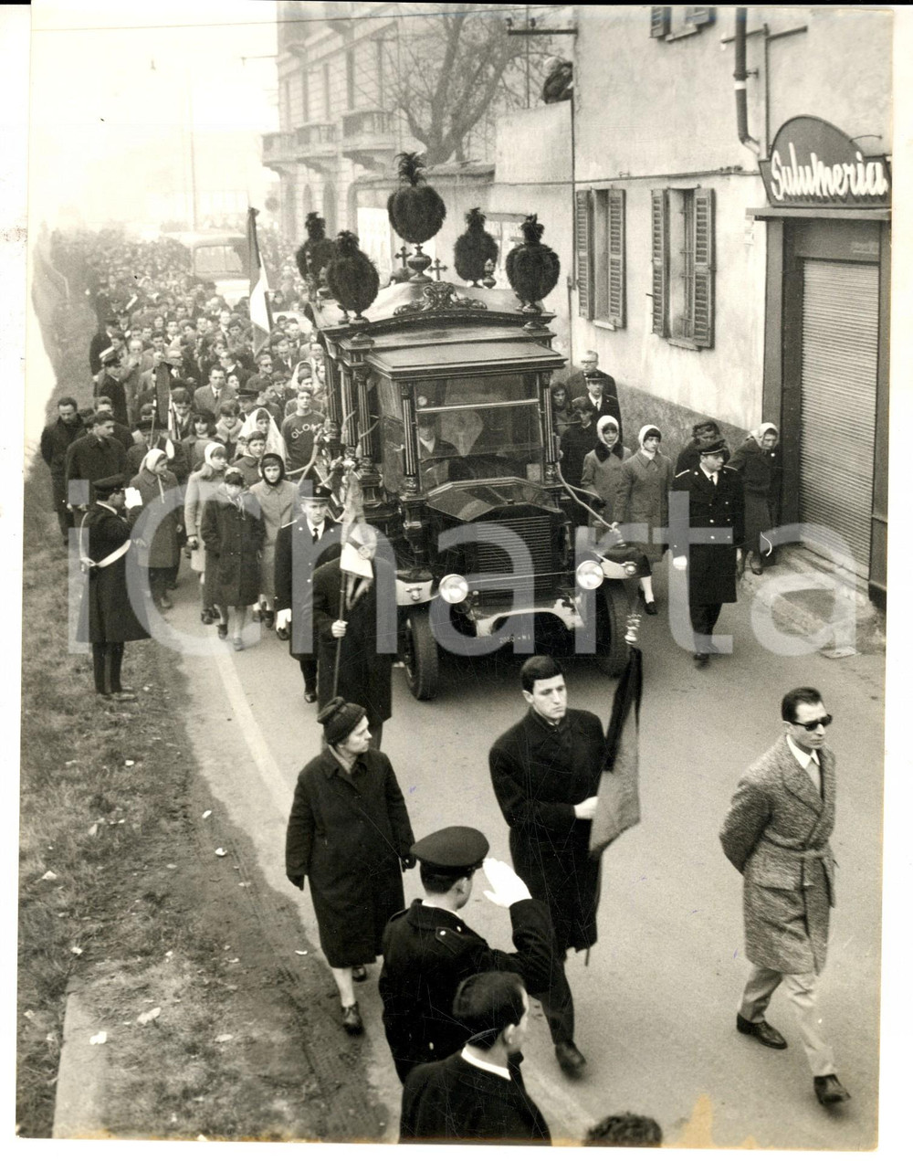 Fotografia d epoca originale 1966 MILANO Funerali della giovane nuotatrice Daniela SAMUELE Foto 24x18 cm 1