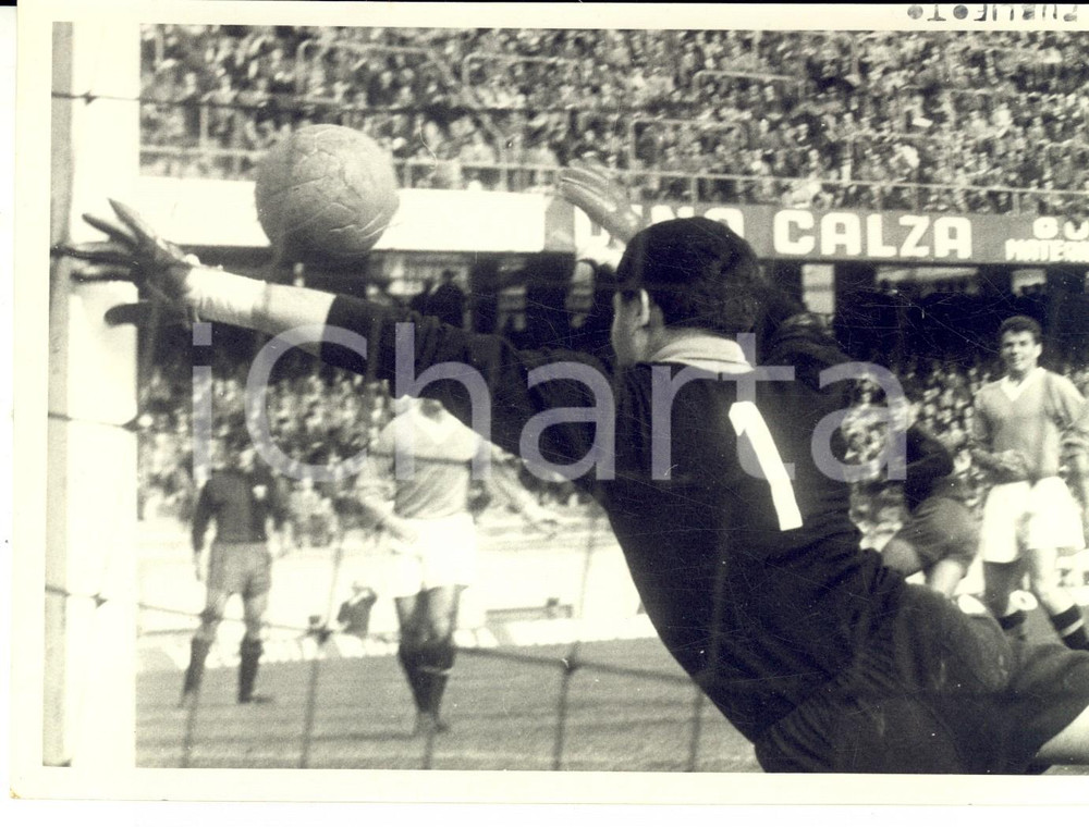 Fotografia d epoca originale 1960 ca CALCIO SERIE A Parata durante una partita del GENOA al MARASSI Foto 1
