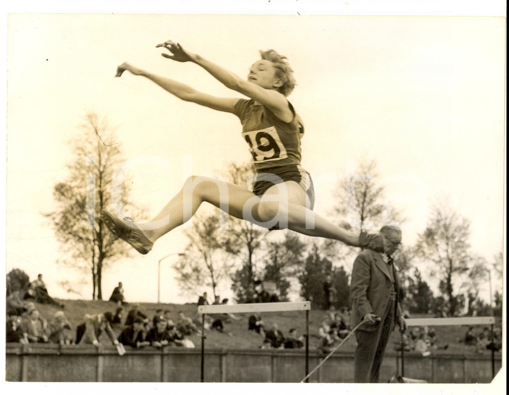 Fotografia d epoca originale 1958 LONDON CHISWICK Long jumper Sheila HOSKIN  NORRKOPING TROPHY Photo 20x15 1