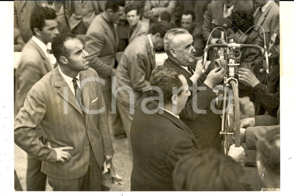 Fotografia d epoca originale 1953 CICLISMO GIRO DEL PIEMONTE Antonio BEVILACQUA alla punzonature Foto 18x13 1