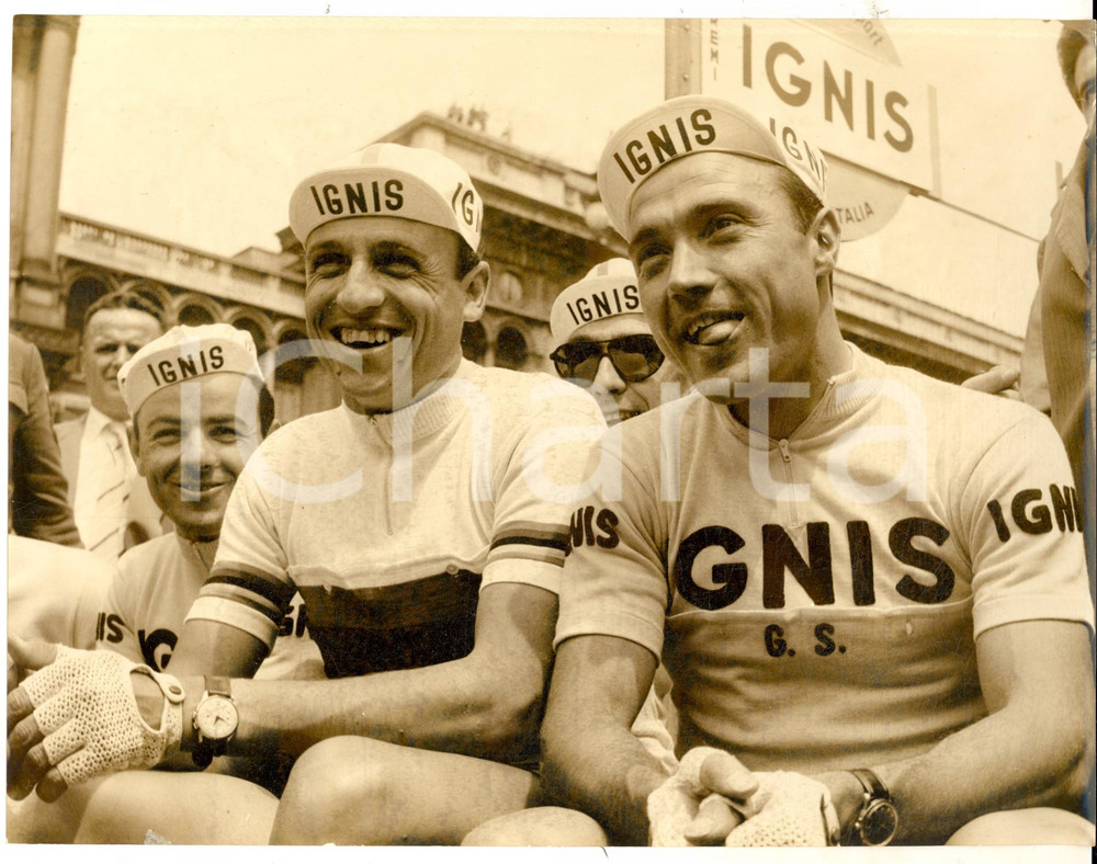 Fotografia d epoca originale 1959 CICLISMO GIRO D ITALIA Miguel POBLET ed Ercole BALDINI nella IGNIS Foto 1