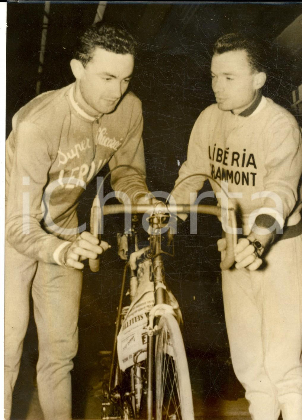 Fotografia d epoca originale 1960 TOUR DE FRANCE LILLE Louis ROSTOLLAN e Jean DOTTO provano i freni Foto 1