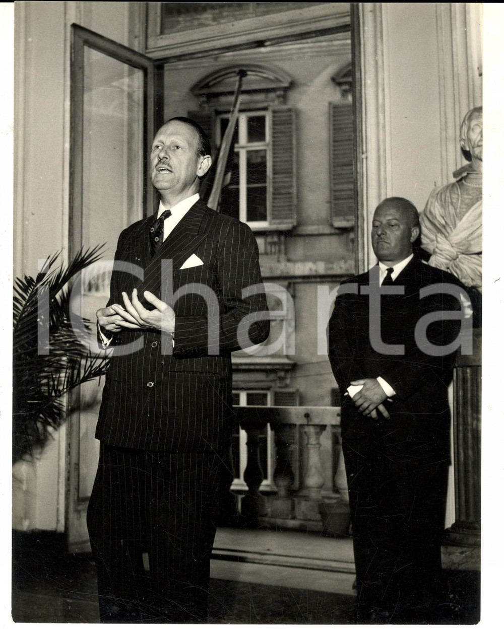 Fotografia d epoca originale 1956 GENOVA Sir Ashley CLARKE ambasciatore riceve laurea honoris causa Foto 1