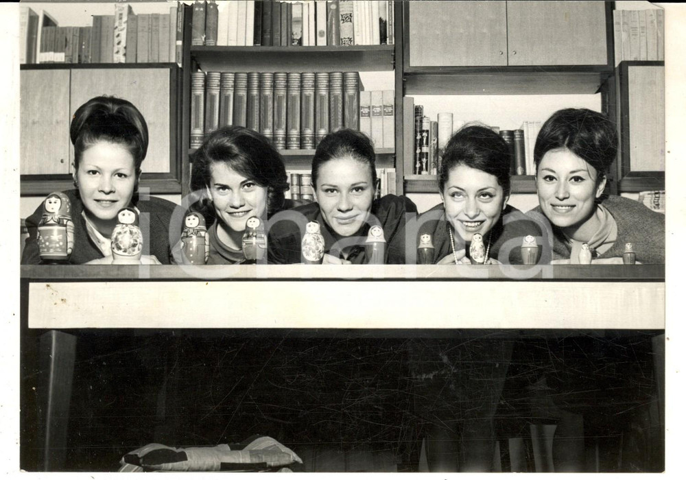 Fotografia d epoca originale 1963 MILANO TEATRO ALLA SCALA Ballerine al rientro dal BOLSHOI  Foto 18x13 cm 1
