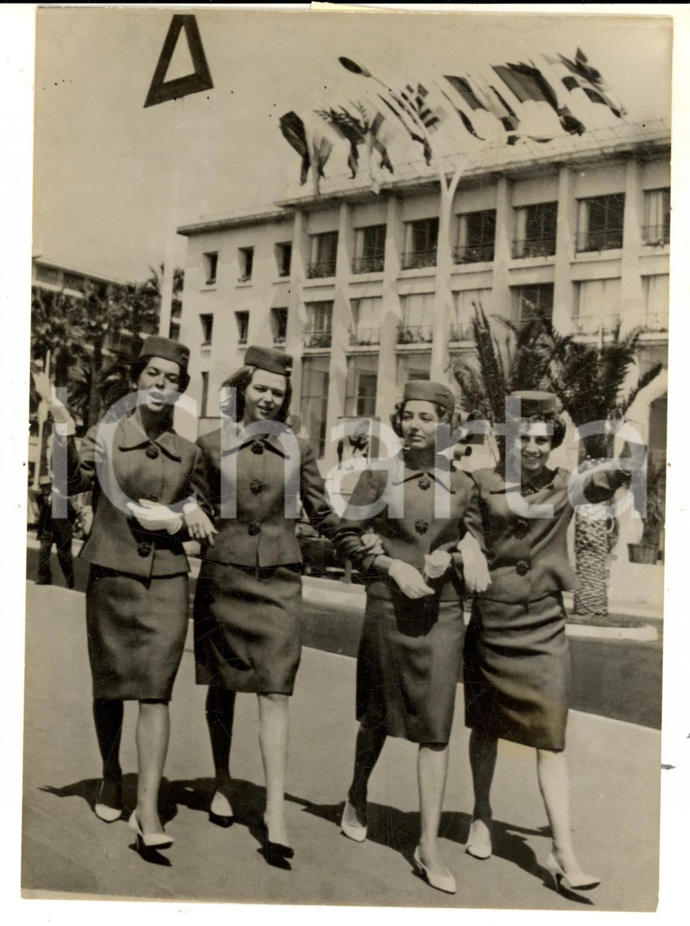 Fotografia d epoca originale 1963 FESTIVAL DE CANNES Hostess in attesa delle vedettes del cinema Foto 14x18 1
