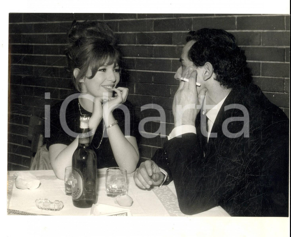 Fotografia d epoca originale 1963 CINEMA Vittorio GASSMAN a tavola con Edmonda ALDINI Foto 18x13 cm 1