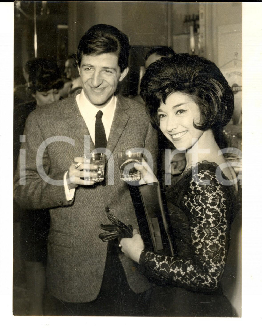 Fotografia d epoca originale 1964 MILANO La cantante Patricia CARLI con Giorgio GABER Foto 14x18 cm 1