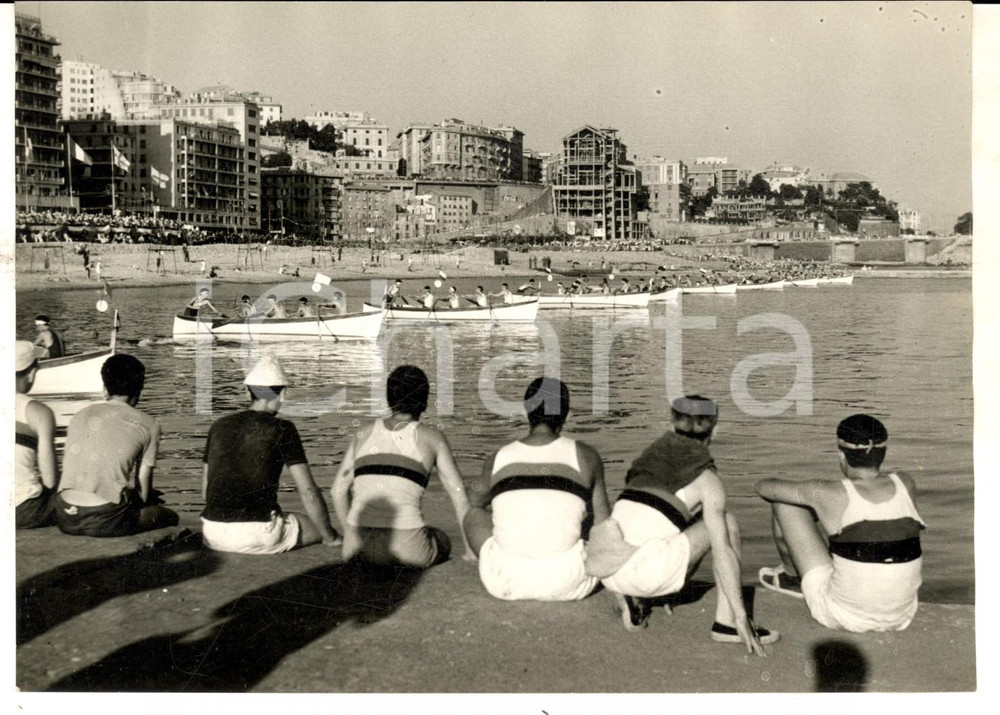 Fotografia d epoca originale 1960 ca Campionati Internazionali CANOTTAGGIO  La squadre in mare Foto 18x13 1