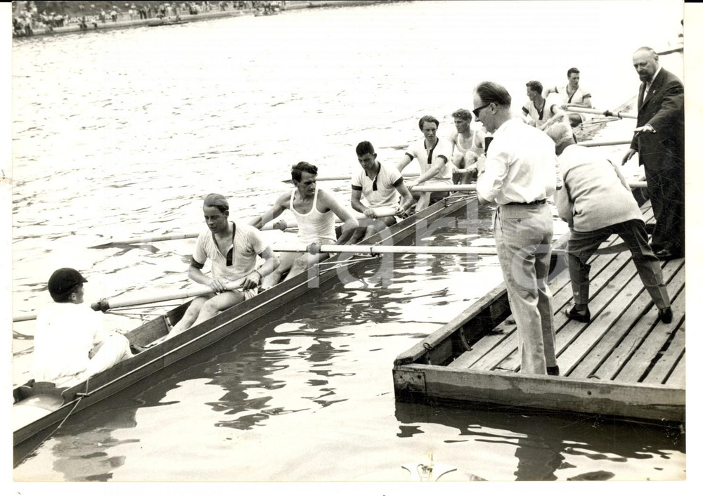 Fotografia d epoca originale 1961 TORINO Regata Centenario UNITA  D ITALIA  Una squadra a riva Foto 18x14 1