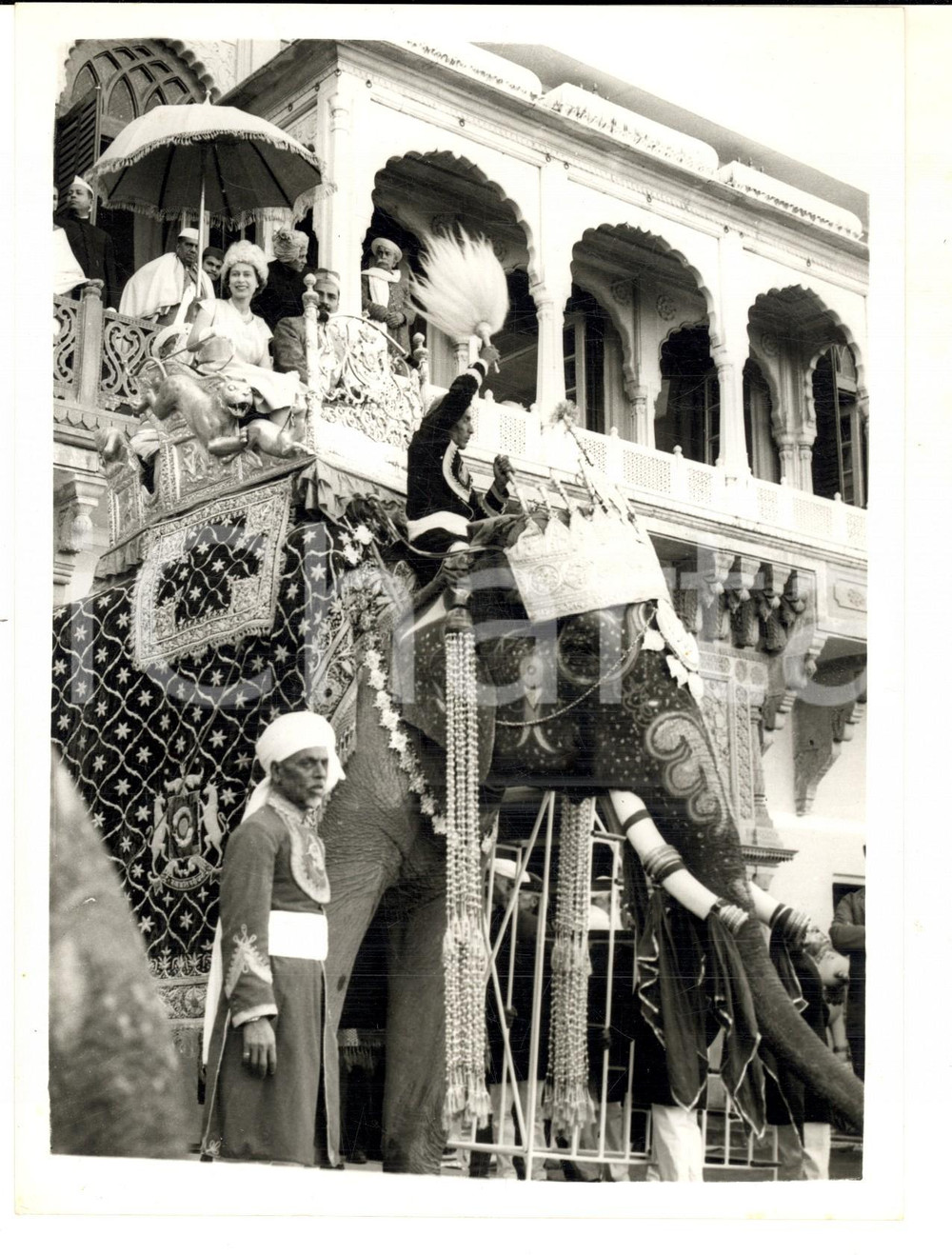 Fotografia d epoca originale 1961 INDIA Royal visit  Queen Elizabeth II riding an elephant Photo 16x21 cm 1