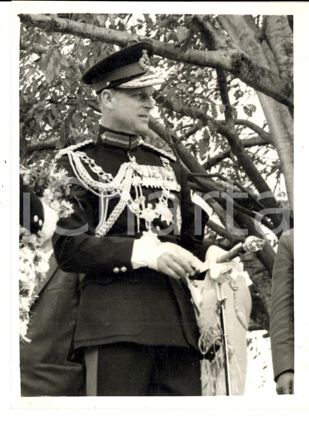 Fotografia d epoca originale 1961 NEPAL Royal visit  The Duke of Edinburgh with a finger bandaged Photo 1