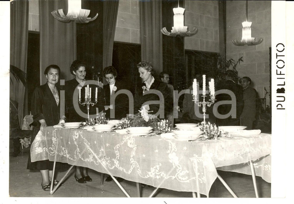 Fotografia d epoca originale 1953 NAPOLI MOSTRA D OLTREMARE Tavole fiorite di Ida CRIMENI Foto 18x14 cm 1