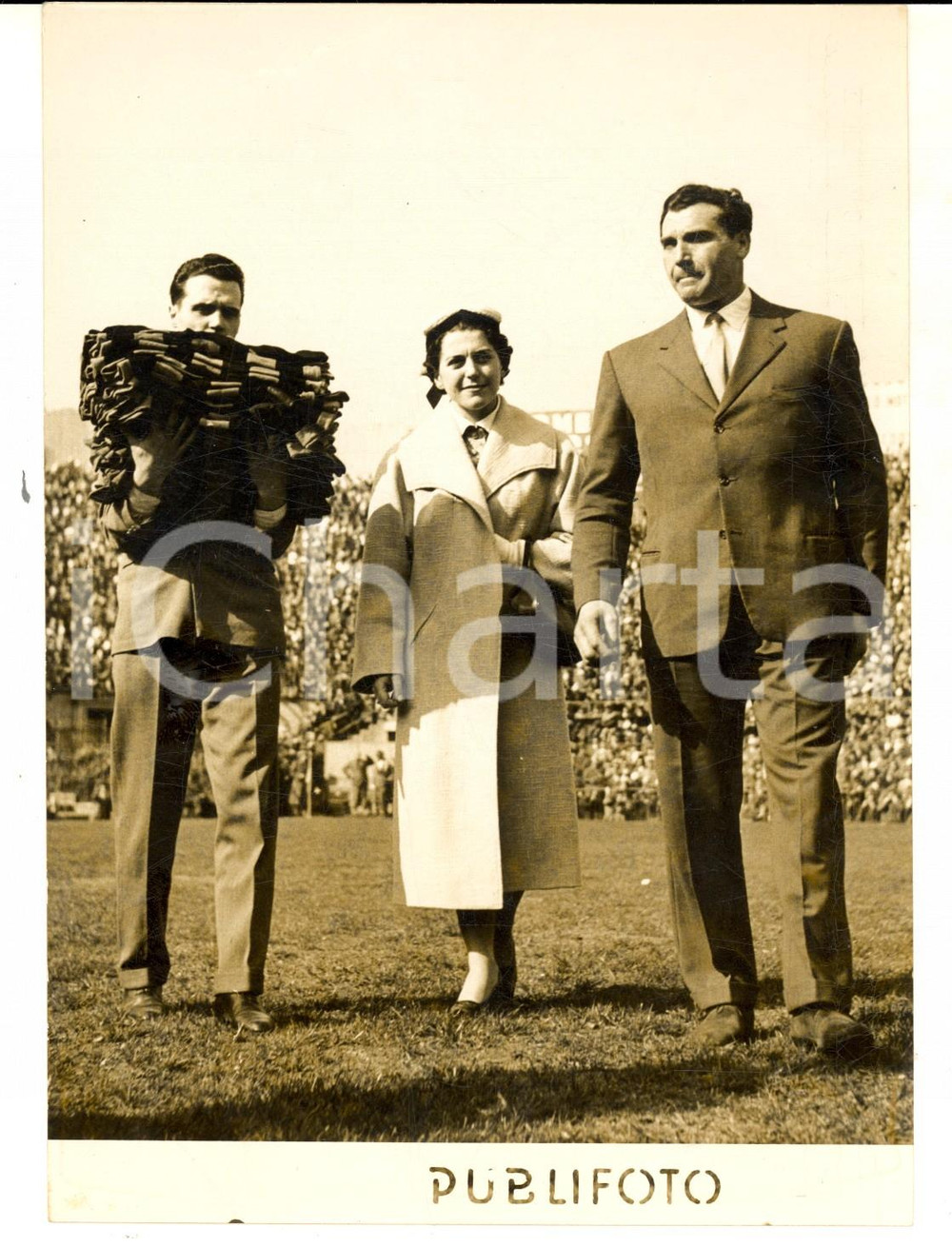 Fotografia d epoca originale 1955 CALCIO MILANINTER Irene CAMBER e Adolfo CONSOLINI portano maglie MOVIL 1