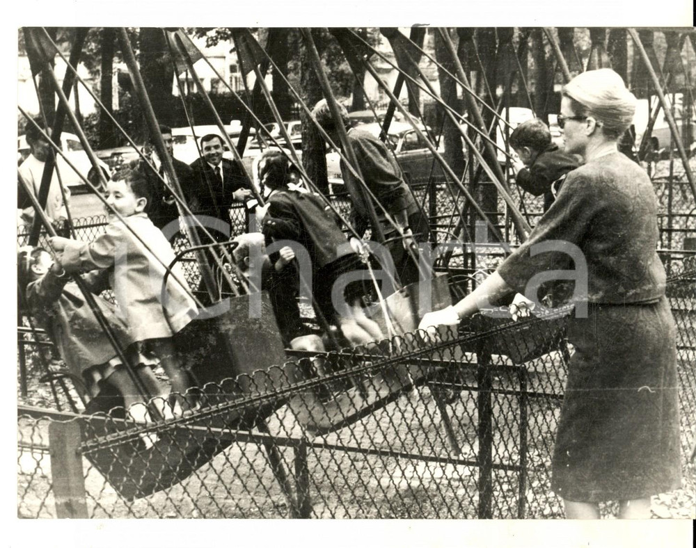 Fotografia d epoca originale 1962 PARIGI Principessa Grace di Monaco porta i figli al lunapark Foto 1