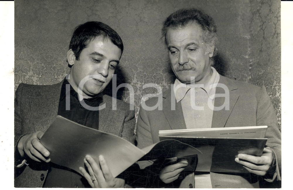 Fotografia d epoca originale 1970 ca PARIS Teatro BOBINO Incontro tra Nanni SVAMPA e Georges BRASSENS Foto 1