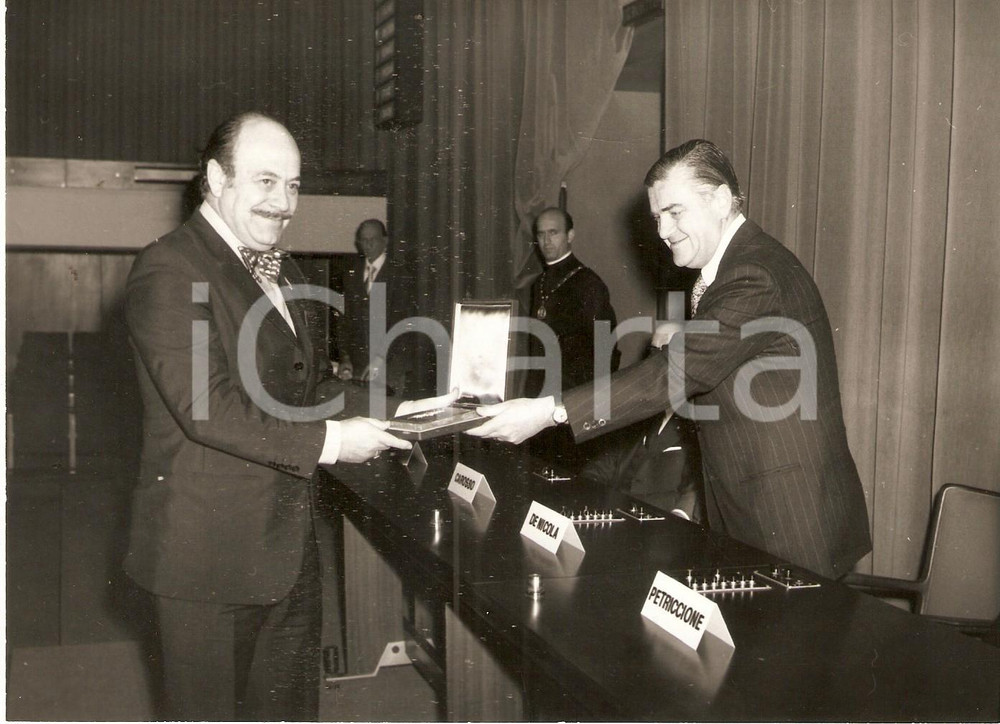 Fotografia d epoca originale 1974 MIFED Cesare PERFETTO premiato per Giro del mondo dei fidanzatini di PEYNET 1