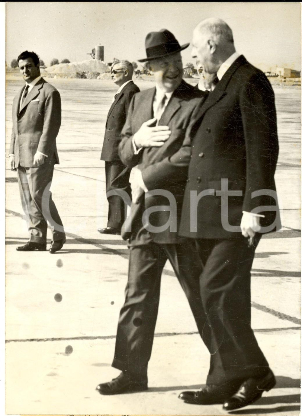 Fotografia d epoca originale 1959 PARIS Dwight EISENHOWER accolto da Charles DE GAULLE all aeroporto Foto 1