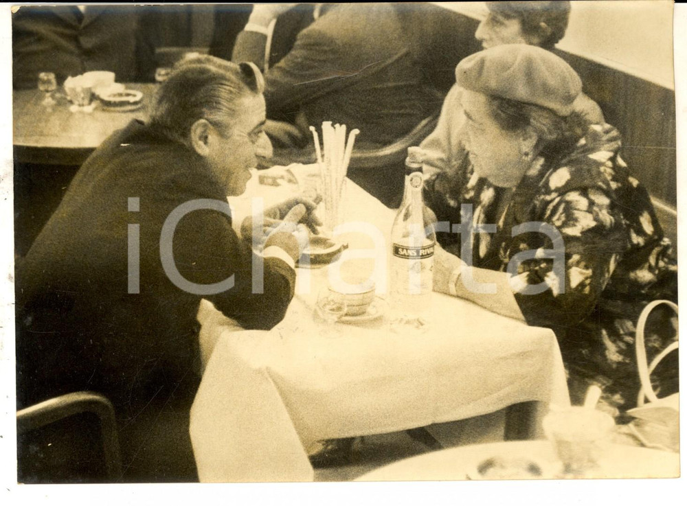 Fotografia d epoca originale 1957 VENEZIA Aristotele ONASSIS ed Elsa MAXWELL all Harry s Bar Foto 18x14 cm 1