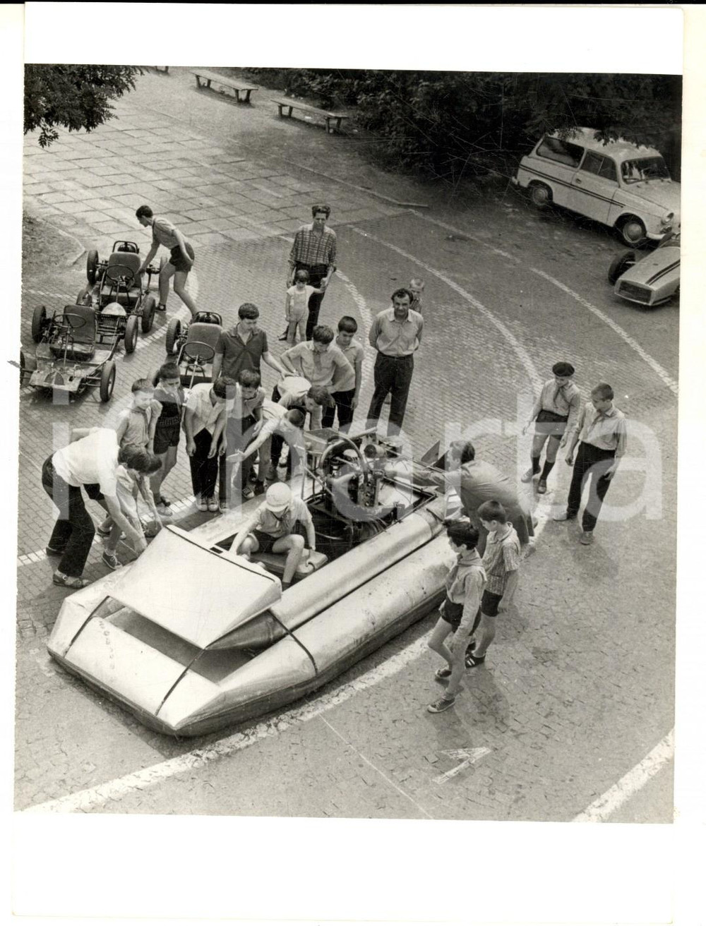 Fotografia d epoca originale 1972 BUCAREST MOTOCICLISMO Circolo Giovani pionieri con bolide autocostruito 1