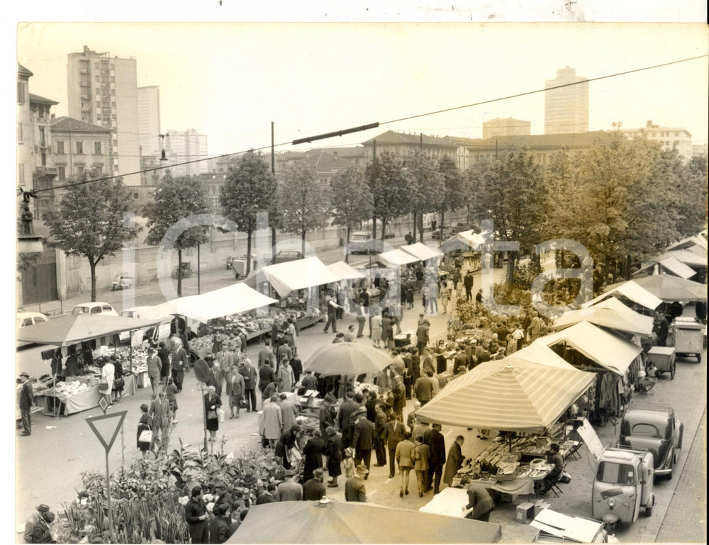 Fotografia d epoca originale 1962 MILANO Bastioni di PORTA NUOVA La tradizionale fiera di SANT ANGELO Foto 1