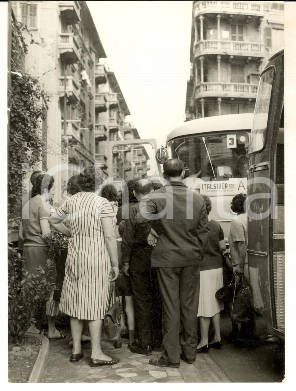 Fotografia d epoca originale 1960 ca GENOVA Partenza del pullmino per dipendenti ITALSIDER SINIGAGLIA Foto 1