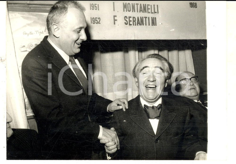 Fotografia d epoca originale 1969 MILANO Livio GARZANTI con NicolÃ² TUCCI vincitore PREMIO BAGUTTA Foto 18x13 1