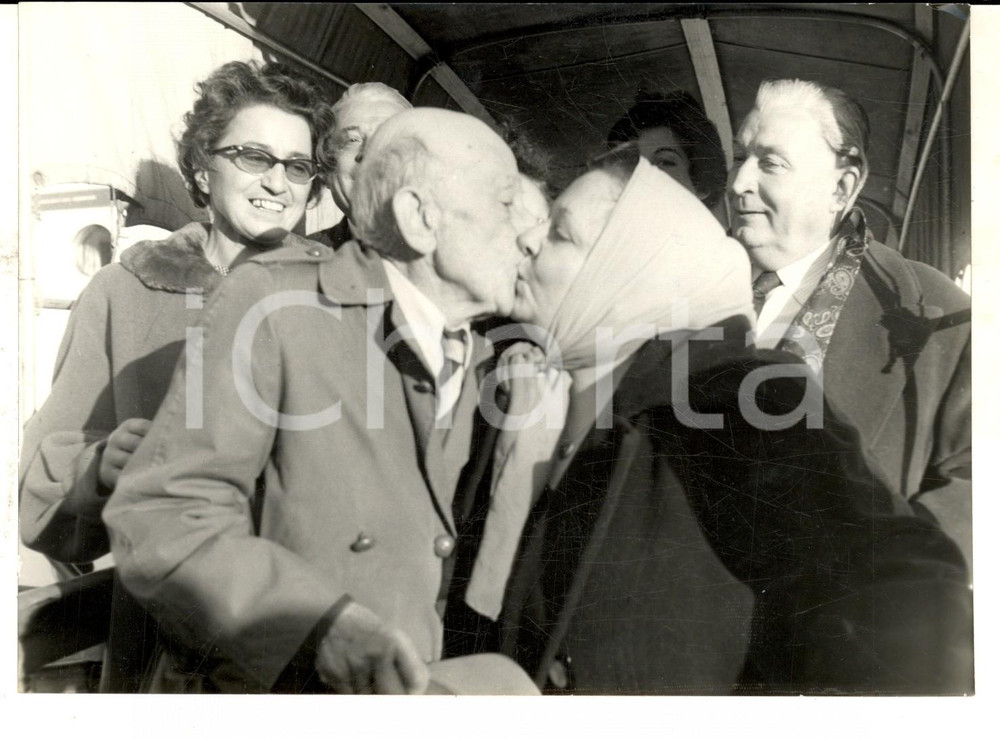 Fotografia d epoca originale 1959 GENOVA Arrivo di Giovanni PAGLUGHI padre della soprano Lina Foto 18x13 1