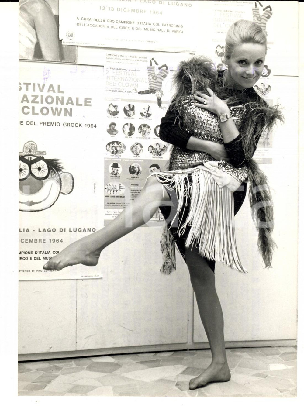 Fotografia d epoca originale 1964 MILANO Paola PENNI in veste di clown per la famiglia ZAVATTA Foto 13x18 cm 1