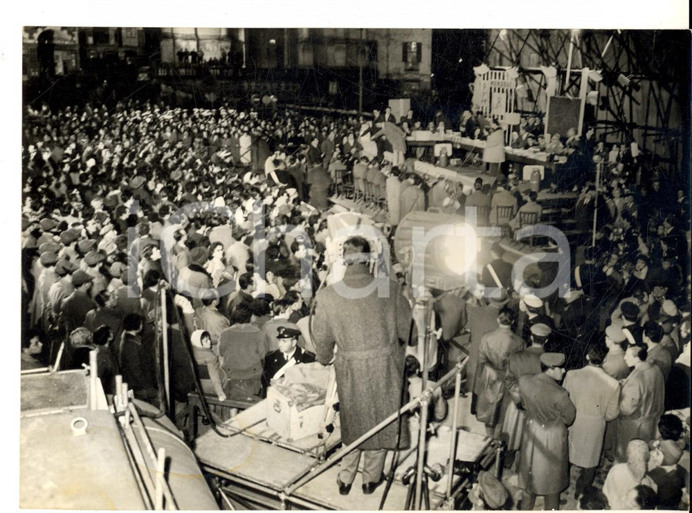 Fotografia d epoca originale 1959 MONDOVI  I concorrenti di CAMPANILE SERA in piazza Fotografia 18x14 cm 1