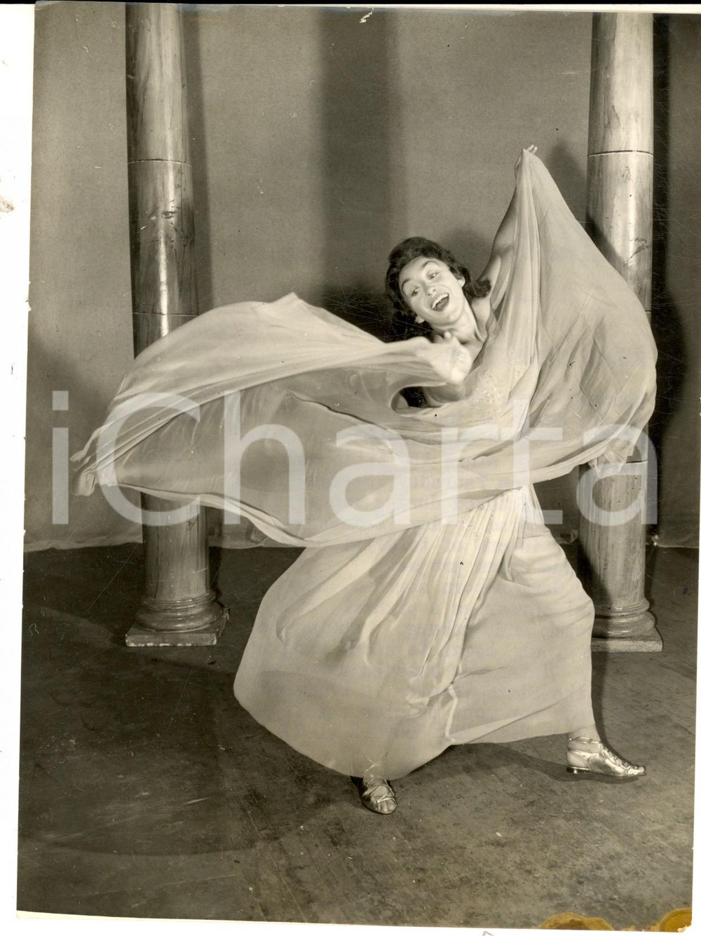 Fotografia d epoca originale 1957 LONDON BBC Soprano Helga PILARCZYK dancing in the opera Salome Photo 1
