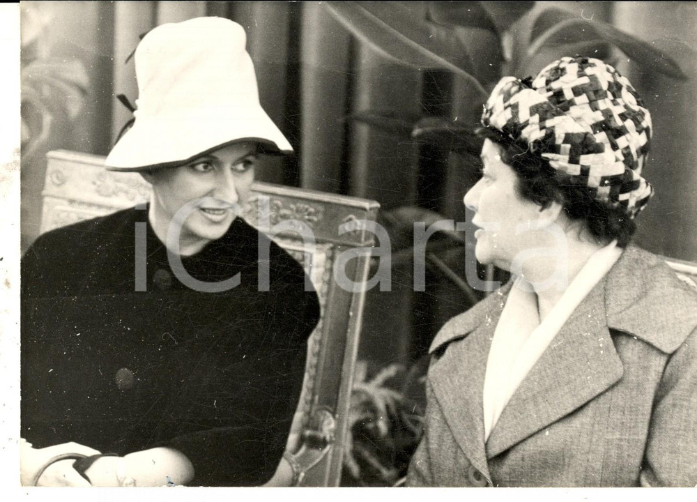 Fotografia d epoca originale 1961 PARIS Mme Yvonne DE GAULLE accueille Colette SENGHOR Ã  l aÃ©roport Photo 1