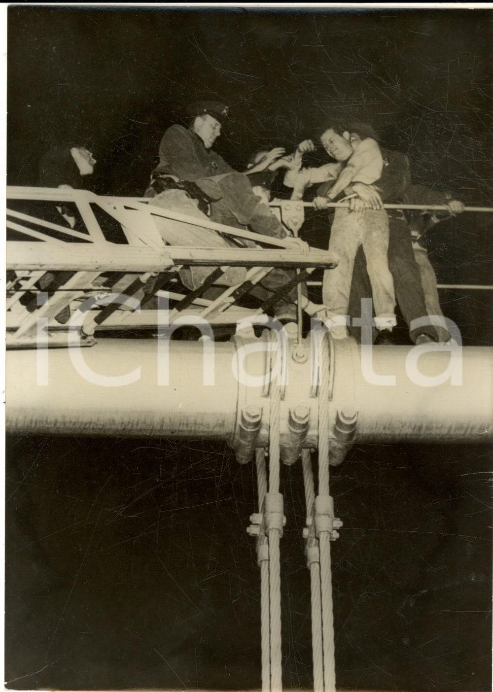 Fotografia d epoca originale 1960 NEW YORK Padre Anthony HOLZHEIMER salva aspirante suicida con una sigaretta 1