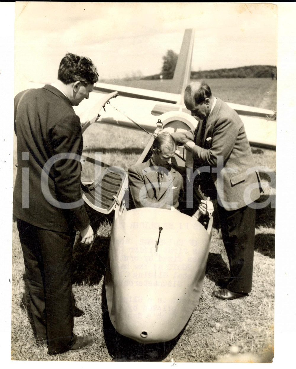 Fotografia d epoca originale 1957 NYMPSFIELD The Duke of Edinburgh makes first glider flight Photo 15x20 1