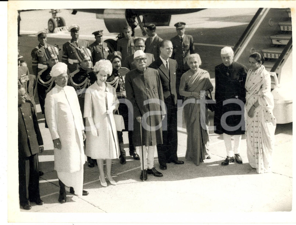 Fotografia d epoca originale 1961 INDIA Royal visit  Queen Elizabeth greeted by president PRASAD and NEHRU 1