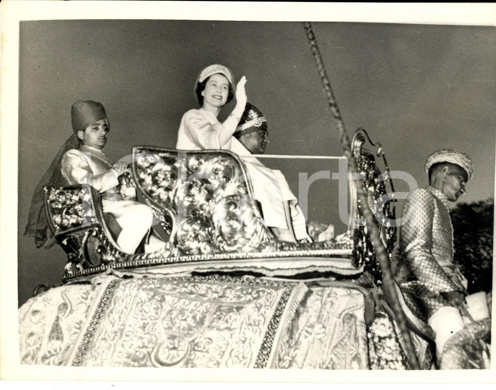 Fotografia d epoca originale 1961 INDIA Queen Elizabeth II and the Maharajah of Jaipur on an elephant Photo 1