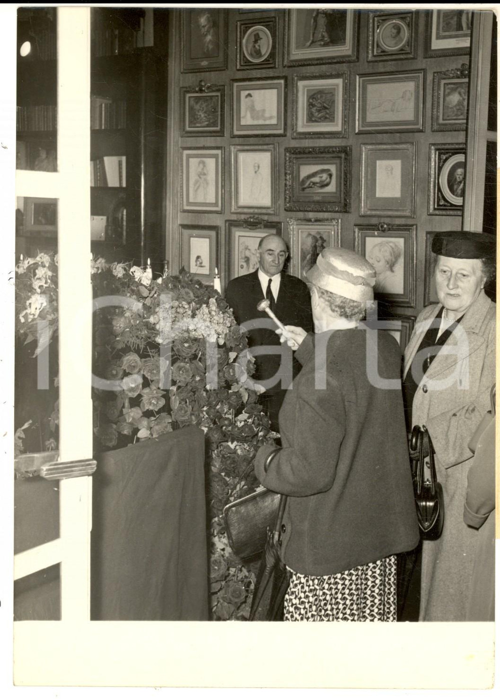 Fotografia d epoca originale 1957 PARIS Hommage des citoyens Ã  la dÃ©pouille de SACHA GUITRY Photo 14x18 cm 1