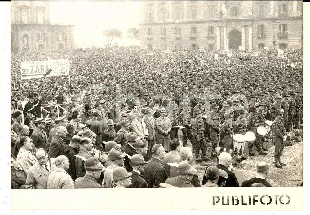 Fotografia d epoca originale 1956 NAPOLI Piazza del Plebiscito  Raduno degli ALPINI Fotografia 18x14 1