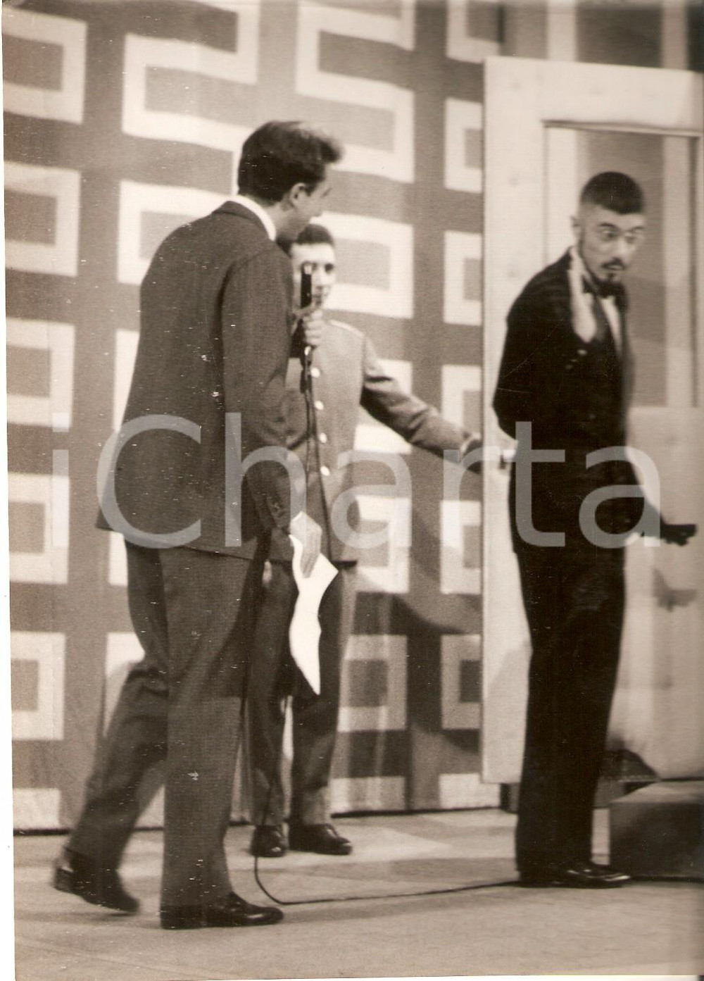Fotografia d epoca originale 1956 LASCIA O RADDOPPIA Gianluigi MARIANINI entra nella cabina Foto 13x18 cm 1