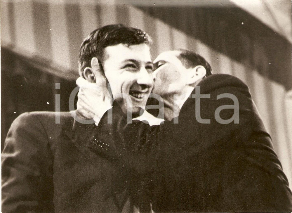 Fotografia d epoca originale 1958 LASCIA O RADDOPPIA Sante OTTAVIANI baciato dal padre Foto 18x 13 cm 1