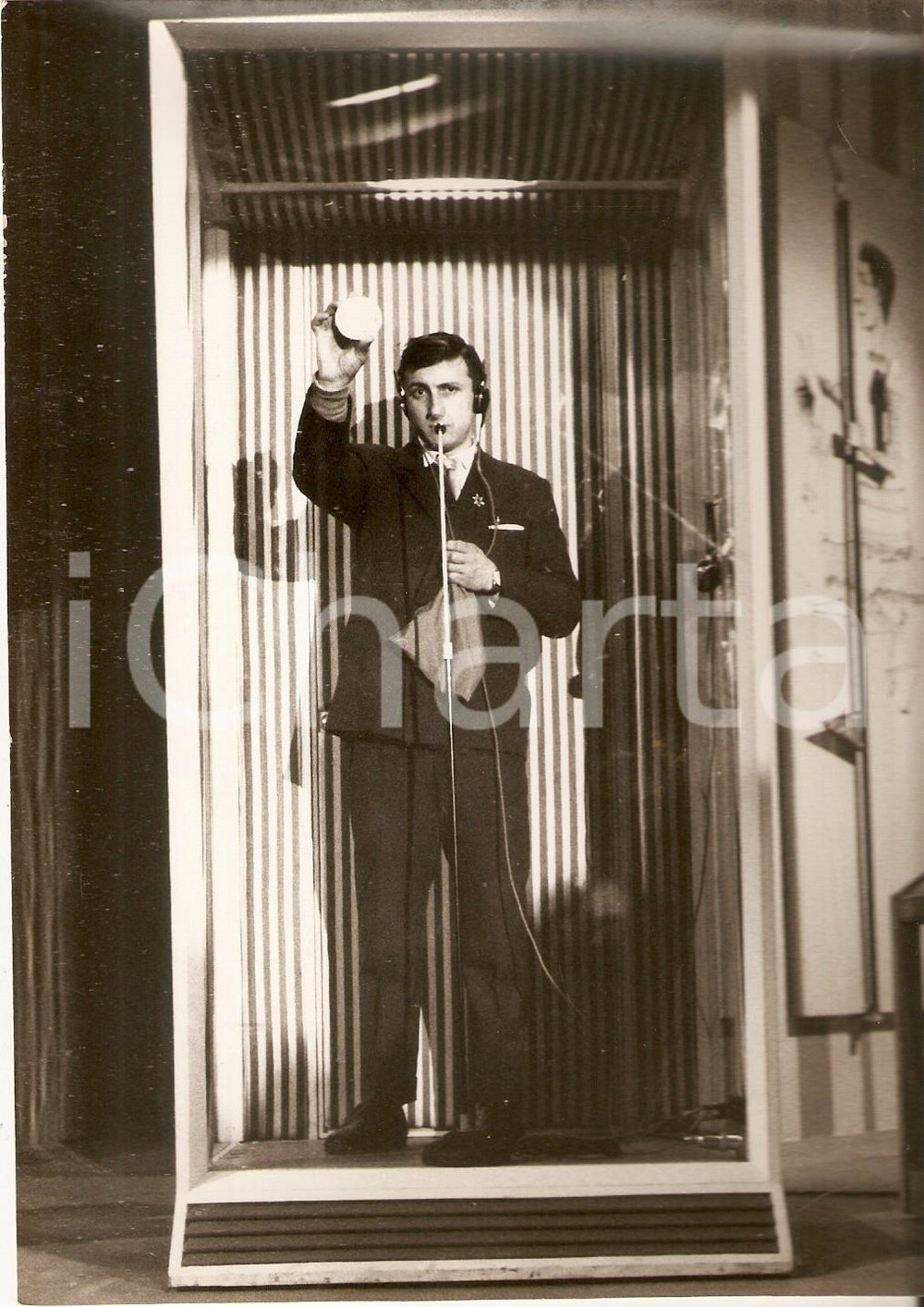 Fotografia d epoca originale 1958 LASCIA O RADDOPPIA Concorrente Sante OTTAVIANI nella cabina Foto 13x18 cm 1