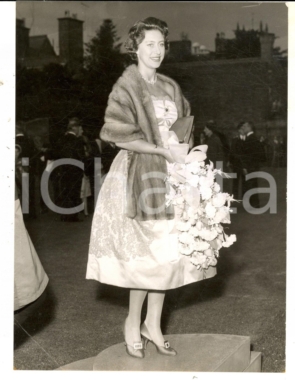 Fotografia d epoca originale 1959 LONDON Princess Margaret with a bouquet of typical English flowers Photo 1