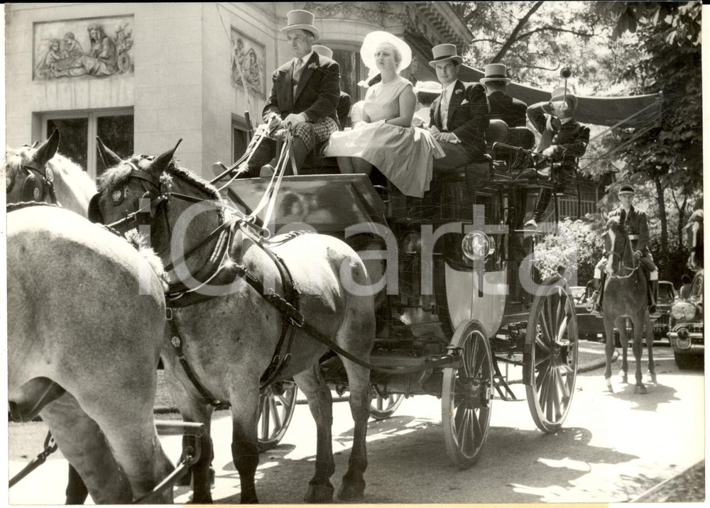 Fotografia d epoca originale 1959 AUTEUIL Prix des Drags  Départ du Défilé des Equipages Photo 18x14 cm 1