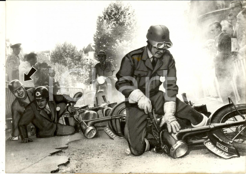 Fotografia d epoca originale 1959 MOTOCICLISMO PARISLONDRES Caduta concorrenti Avenue d Iena FOTOMONTAGGIO 1